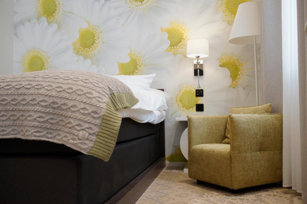 Lydia Hotel Tartu Bagian luar foto