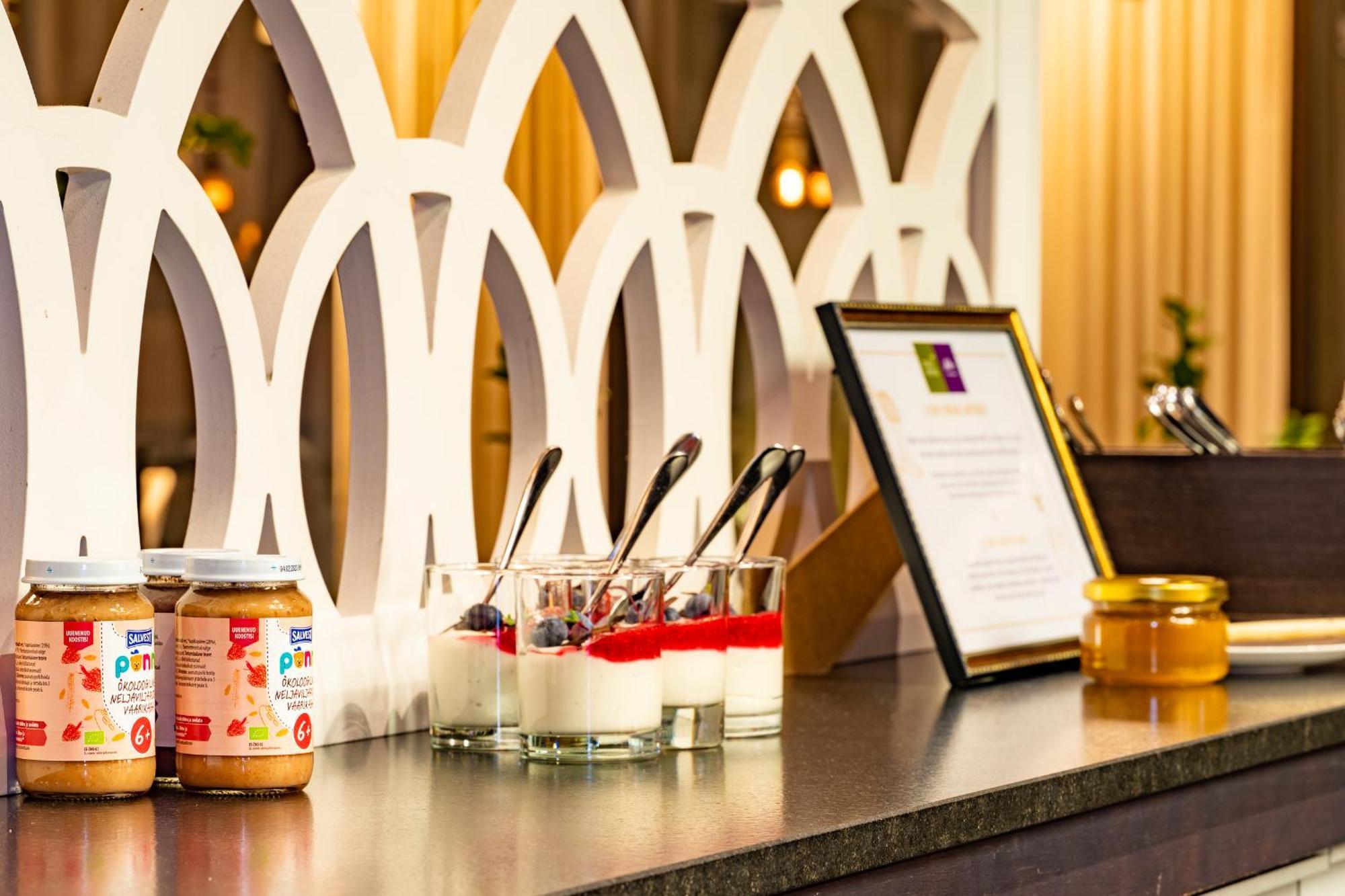 Lydia Hotel Tartu Bagian luar foto